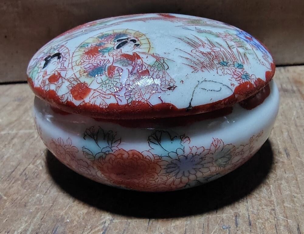 Vintage Japanese Geisha Girl Round Trinket Box